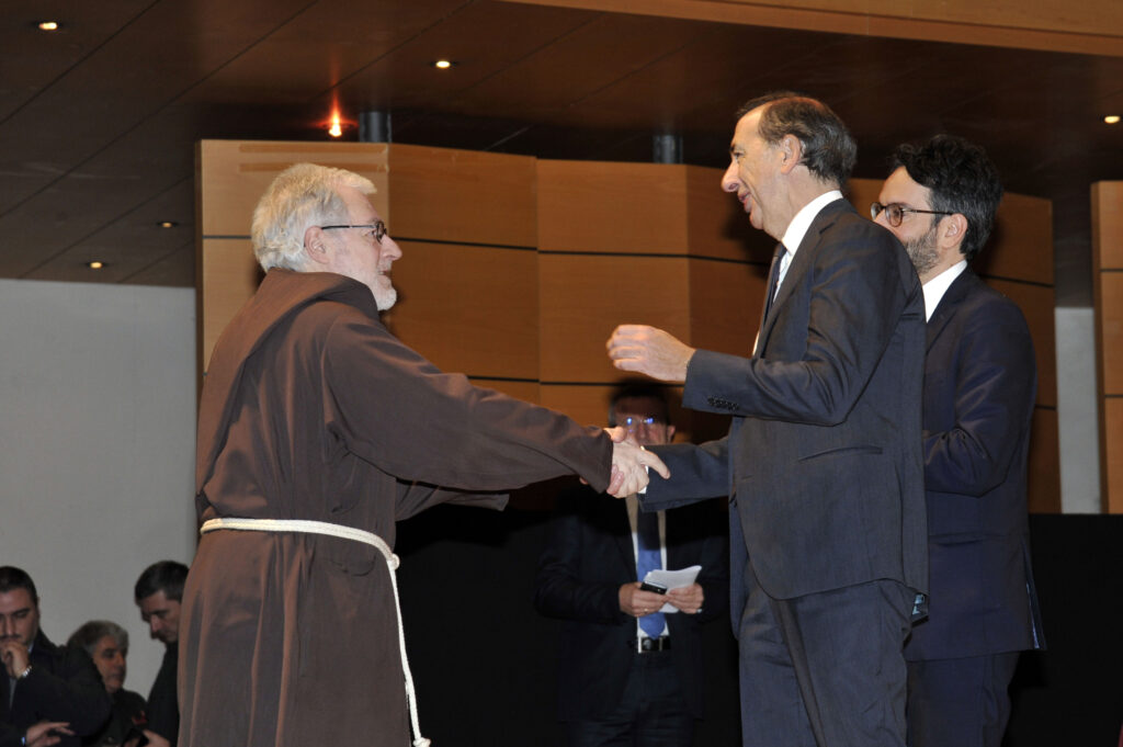 Padre Maurizio riceve l'Ambrogino d'Oro