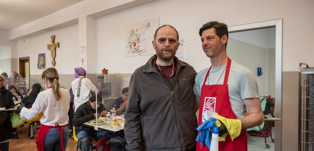 fra marcello con volontario